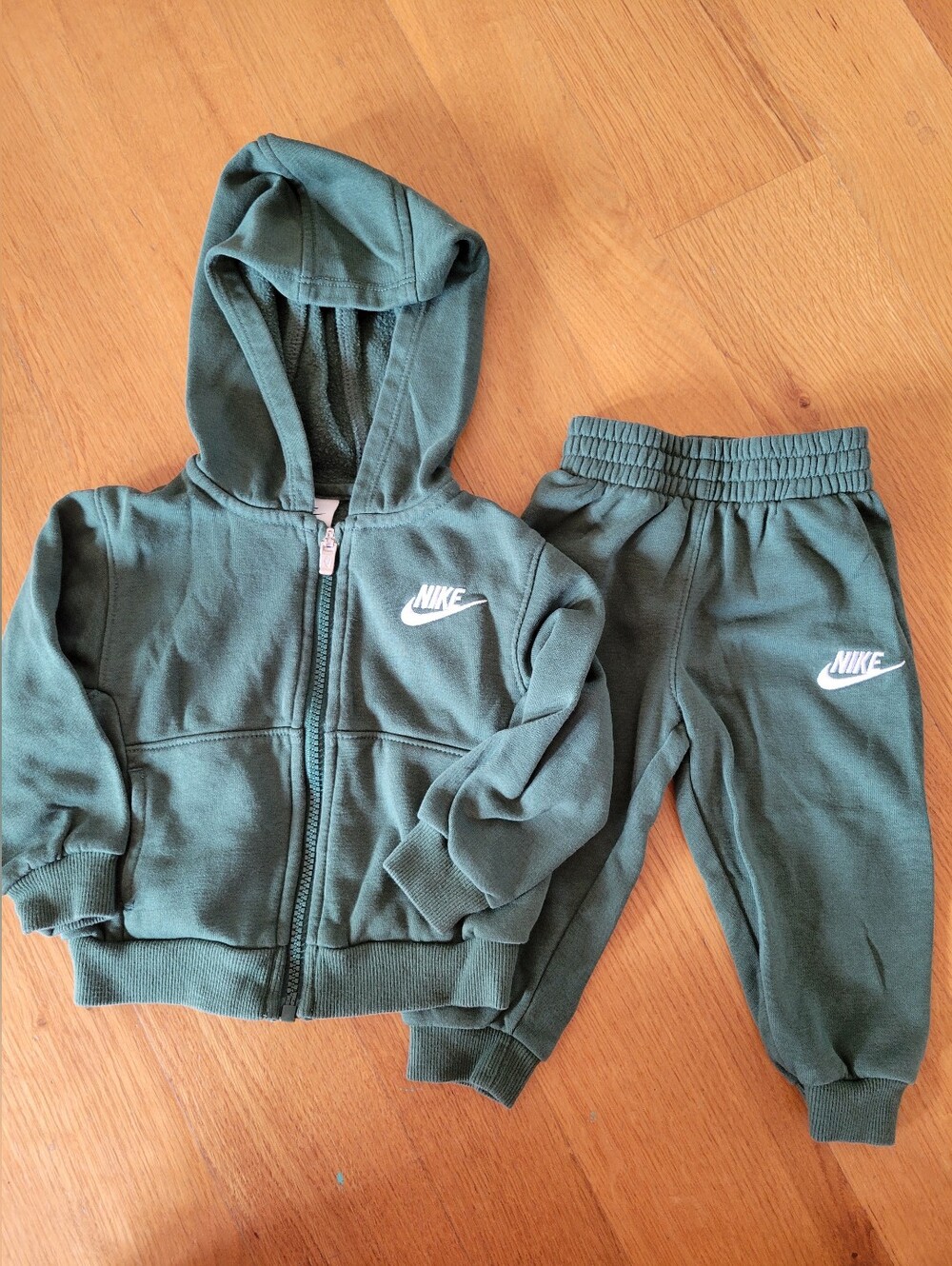18 months nike outfit - nike joggers and zip up size 18 months